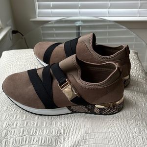 Shoe Dazzle Sneakers size 10